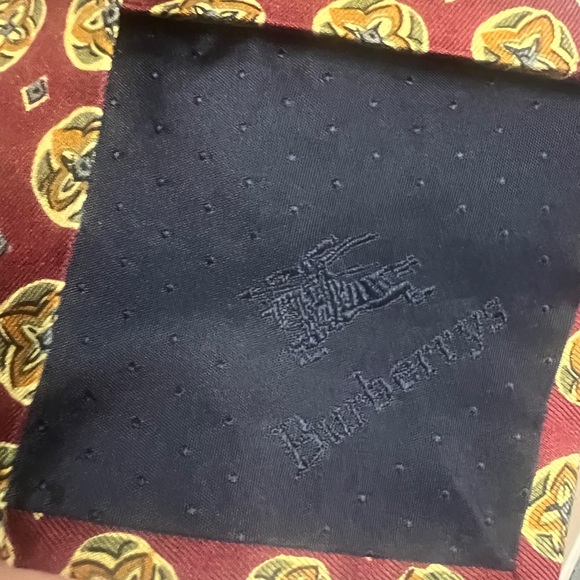 Vintage Burberrys of London 100% silk Medallion Print - Picture 5 of 6